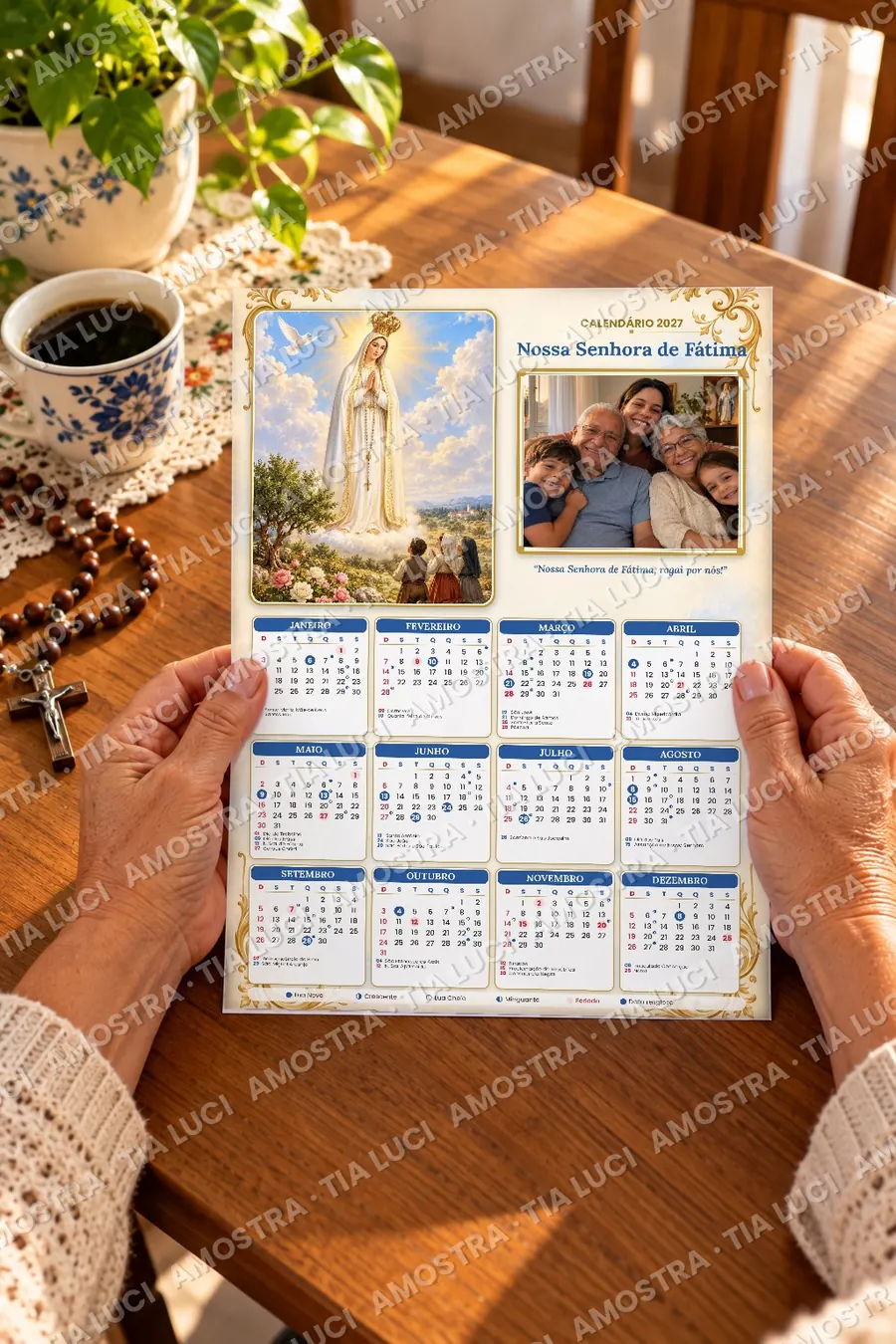 Mãos segurando o calendário impresso